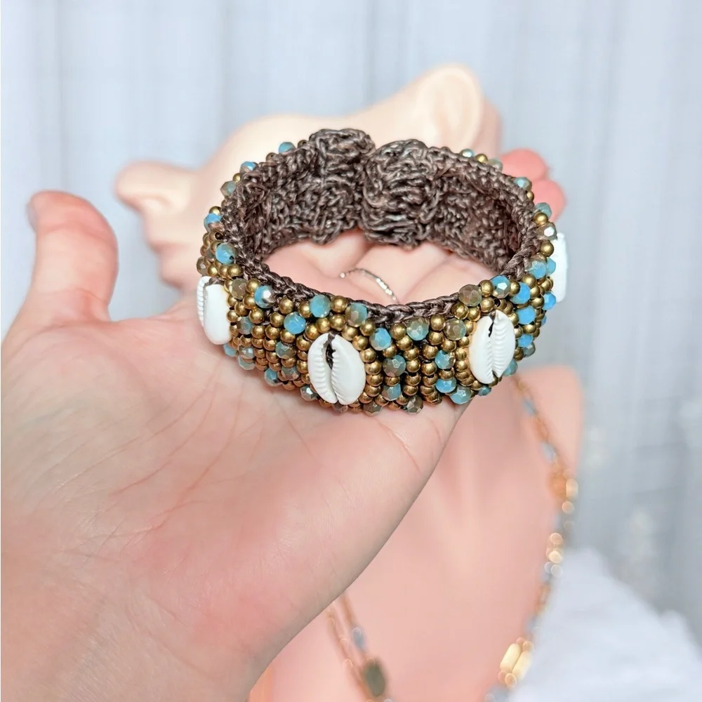 ⚜️ Handcrafted Beaded Shell Bracelet - Picture 6 of 14